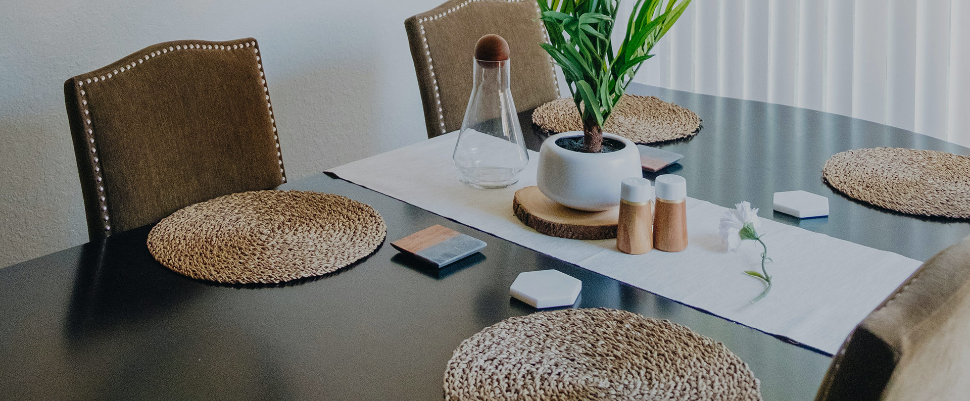 An elegant transition from the floor to the dining table<br>Define your sense of ritual at home
fac